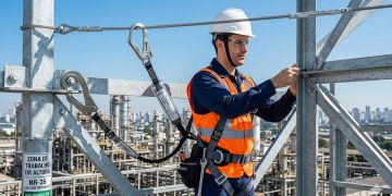 Quedas de Altura: Por que a Prevenção é a Única Proteção Real?