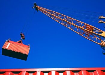 Trabalhador é Esmagado por Tubos de Metal Durante Carregamento