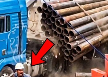 350 mortes por ano com cargas rolantes no Brasil. Vídeo mostra tubos sem calços esmagando 2 trabalhadores. Entenda os erros fatais e como a NR-11 previne tragédias em depósitos e indústrias.