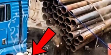 350 mortes por ano com cargas rolantes no Brasil. Vídeo mostra tubos sem calços esmagando 2 trabalhadores. Entenda os erros fatais e como a NR-11 previne tragédias em depósitos e indústrias.