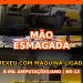 Trabalhador com mão esmagada em máquina industrial ligada - acidente grave por não desligar equipamento antes de mexer